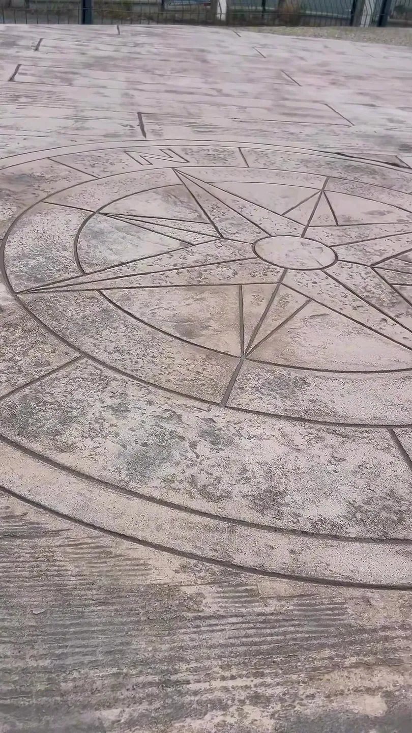 Motif de rose des vents dans un béton imprimé réalisé par Sirouet Maçonnerie