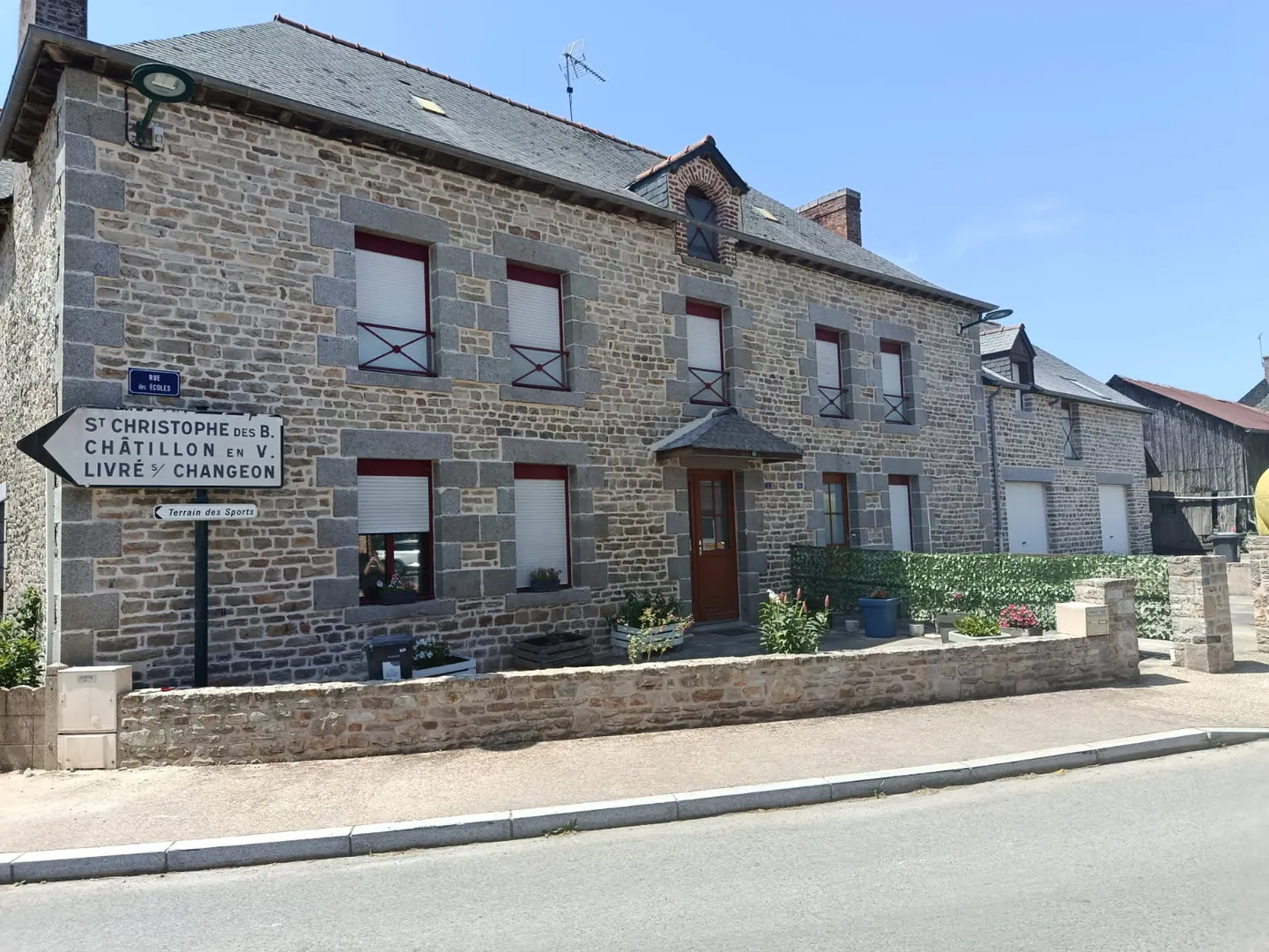 Façade en pierre rénovée par Sirouet Maçonnerie